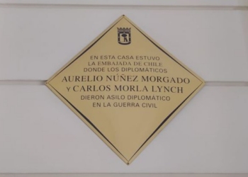 Placa conmemorativa de la Embajada de Chile en Madrid