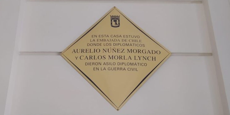 Placa conmemorativa de la Embajada de Chile en Madrid