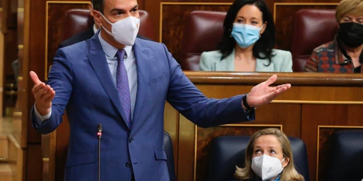 Sánchez y Calviño en una sesión plenaria del Congreso./ Foto: Congreso de los Diputados