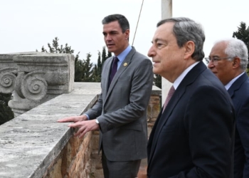 El presidente del Gobierno español, Pedro Sánchez, con los primeros ministros de Italia, Mario Draghi y Portugal, António Costa./ Foto: Pool Moncloa/Borja Puig de la Bellacasa