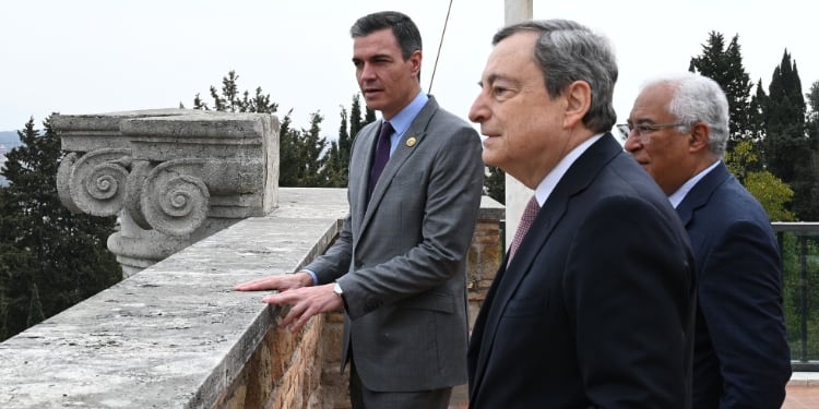 El presidente del Gobierno español, Pedro Sánchez, con los primeros ministros de Italia, Mario Draghi y Portugal, António Costa./ Foto: Pool Moncloa/Borja Puig de la Bellacasa