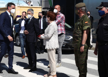 Pedro Sánchez, a su llegada a Ceuta, es recibido por el ministro del Interior, Fernando Grande-Marlaska, y la delegada del Gobierno en Ceuta, Salvadora del Carmen Mateos./ Pool Moncloa/Fernando Calvo