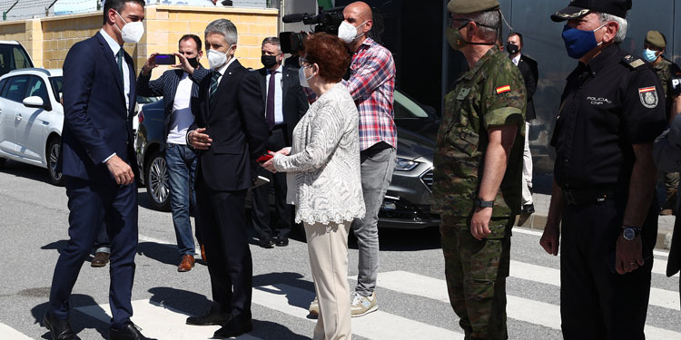 Pedro Sánchez, a su llegada a Ceuta, es recibido por el ministro del Interior, Fernando Grande-Marlaska, y la delegada del Gobierno en Ceuta, Salvadora del Carmen Mateos./ Pool Moncloa/Fernando Calvo