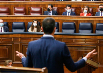 Pablo Casado, frente a Pedro Sánchez, en la sesión de control del Congreso./ Foto: Congreso de los Diputados.