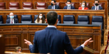 Pablo Casado, frente a Pedro Sánchez, en la sesión de control del Congreso./ Foto: Congreso de los Diputados.