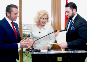 La embajadora de Polonia condecorada por la nobleza de Asturias