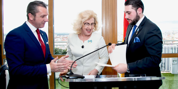 La embajadora de Polonia condecorada por la nobleza de Asturias
