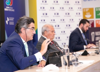 El doctor Juan Abarca durante su intervención, junto al encargado de Negocios de Cuba y Alfredo Leonard./ Foto: Julia Robles