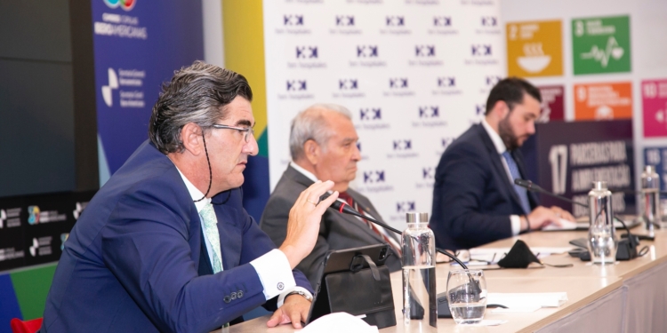 El doctor Juan Abarca durante su intervención, junto al encargado de Negocios de Cuba y Alfredo Leonard./ Foto: Julia Robles