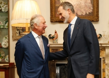 Felipe VI mantiene un encuentro con Carlos III y le invita a visitar España