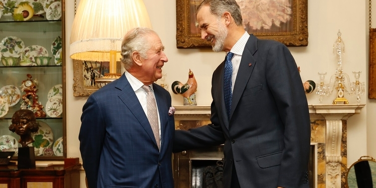 Felipe VI mantiene un encuentro con Carlos III y le invita a visitar España