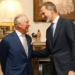 Felipe VI mantiene un encuentro con Carlos III y le invita a visitar España