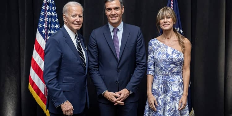 Sánchez se promociona en el exterior para levantar su imagen en España