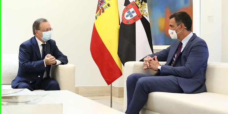 El presidente del Gobierno, Pedro Sánchez, y el presidente de la Ciudad Autónoma de Ceuta, Juan Jesús Vivas, durante la reunión que han celebrado en La Moncloa./ Foto: Pool Moncloa/Fernando Calvo