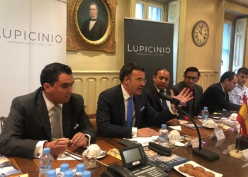 De izquierda a derecha: Adán Gardiazábal, secretario de desarrollo sustentable de Colón; Pedro Mouriño, business of counsel de Lupicinio Law Firm y Alejandro Ochoa, presiente municipal del Colón. / Foto: Lupicinio International Law Firm.