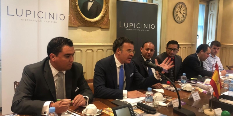 De izquierda a derecha: Adán Gardiazábal, secretario de desarrollo sustentable de Colón; Pedro Mouriño, business of counsel de Lupicinio Law Firm y Alejandro Ochoa, presiente municipal del Colón. / Foto: Lupicinio International Law Firm.