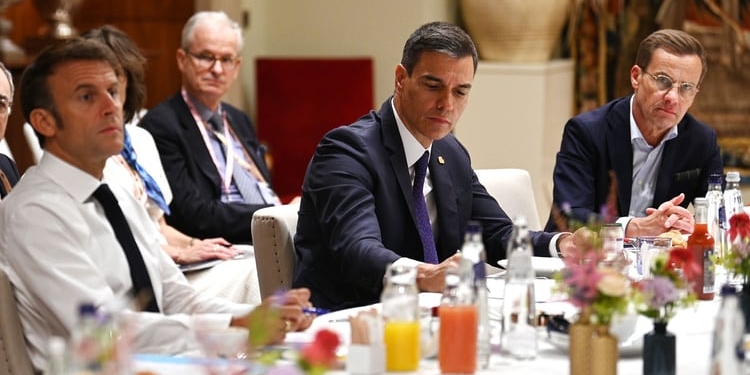 Sánchez traslada a la Unión Europea su campaña para intentar frenar al PP