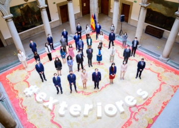 Albares recibe a la primera promoción paritaria de la Carrera Diplomática