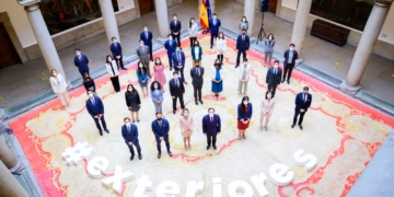 Albares recibe a la primera promoción paritaria de la Carrera Diplomática