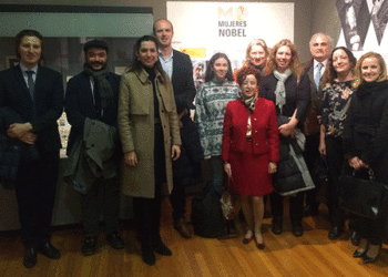 La Asociación de Diplomáticos Extranjeros visita la exposición ‘Mujeres Nobel’