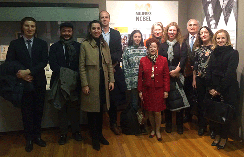 La Asociación de Diplomáticos Extranjeros visita la exposición ‘Mujeres Nobel’