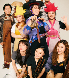 Concierto del grupo de música folk-pop chamámica Ak Dan Gwang Chil (ADG7)