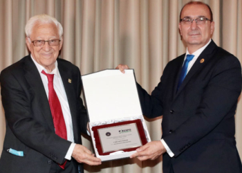 El Padre Ángel recibe el premio de manos de Jordi Paniello.