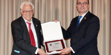 El Padre Ángel recibe el premio de manos de Jordi Paniello.