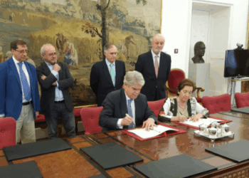 Escuela Diplomática y APM firman un convenio para la formación de periodistas