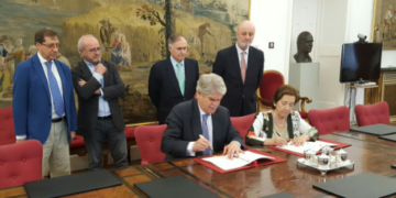 Escuela Diplomática y APM firman un convenio para la formación de periodistas