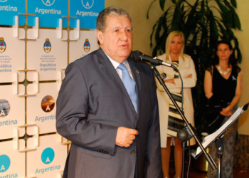 El embajador Federico Ramón Puerta se dirige a los invitados./ Fotos: AR