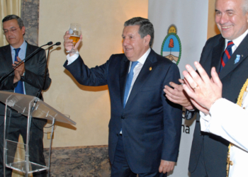 El embajador de Argentina brinda por la relación con España