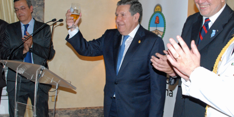 El embajador de Argentina brinda por la relación con España