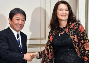 Toshimitsu Motegi junto la ministra de Exteriores de Suecia Ann Linde, al finalizar su reunión bilateral. / Foto: @AnnLinde