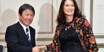 Toshimitsu Motegi junto la ministra de Exteriores de Suecia Ann Linde, al finalizar su reunión bilateral. / Foto: @AnnLinde