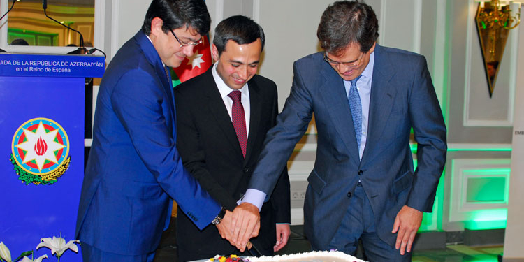 El presidente del Comité para la Diáspora de Azerbaiyán y el subdirector general del MAEC para Asia Central cortan la tarta conmemorativa con el embajador Anar Maharramov.