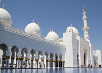 La ministra de Exteriores viaja al Golfo para buscar inversiones para la recuperación