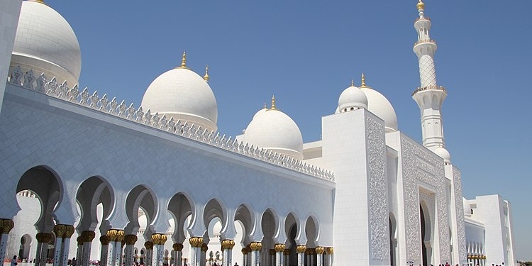 La ministra de Exteriores viaja al Golfo para buscar inversiones para la recuperación