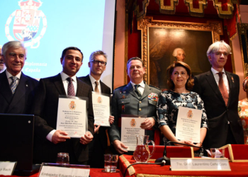 Los nuevos miembros de la Academia posan tras la ceremonia.