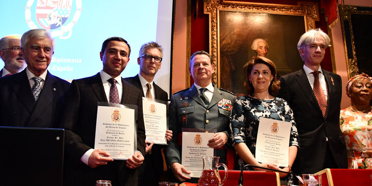 Los nuevos miembros de la Academia posan tras la ceremonia.