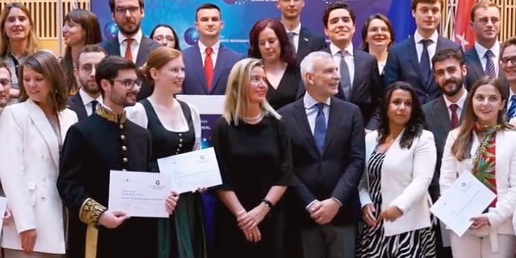 Se gradúa la primera promoción de la Academia Diplomática Europea
