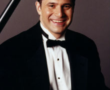 Concierto de Adam Kent en el Instituto Internacional Americano