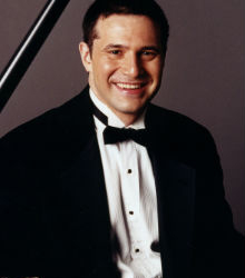 Concierto de Adam Kent en el Instituto Internacional Americano