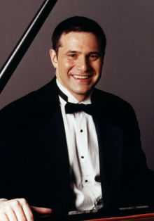 Concierto de Adam Kent en el Instituto Internacional Americano