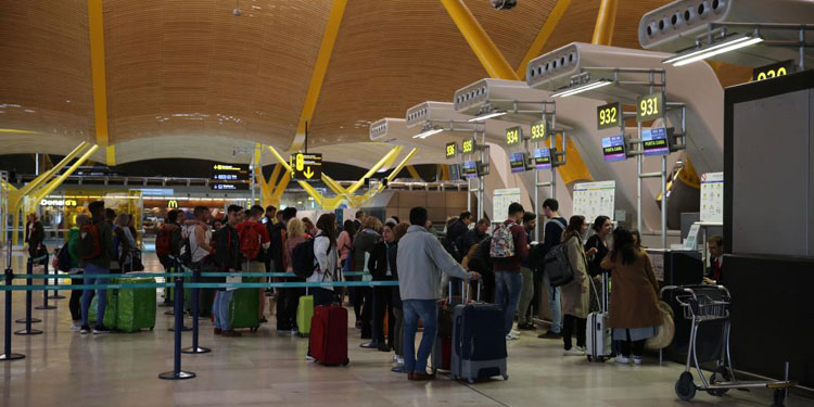 Imagen de la T-4 del aeropuerto Adolfo Suárez Madrid-Barajas./ Foto: La Razón / Rubén Mondelo