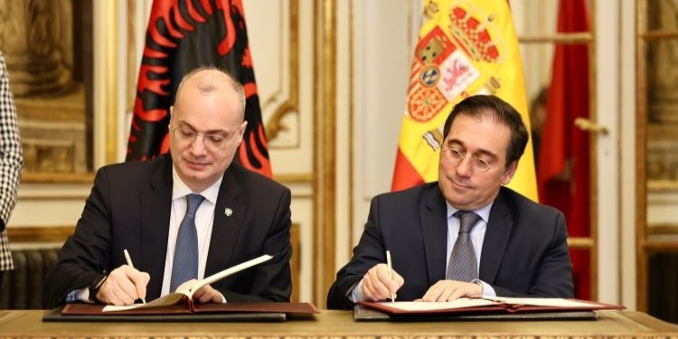 Albares reitera a su homólogo albanés el “pleno apoyo de España” a la candidatura de Tirana a la UE