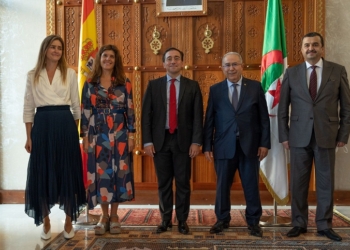 Albares recibe la “garantía” de Argelia de mantener el suministro de gas