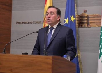 Albares asegura en Beirut que tiene la intención de visitar Israel “a la vez que Palestina”