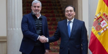Albares y Clavijo abordan la coordinación ante situaciones “alarmantes” como las maniobras marroquíes