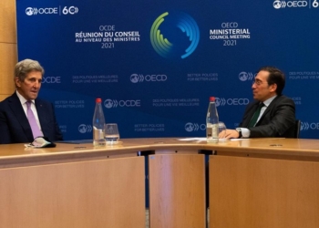 Albares se entrevista en París con Kerry en los márgenes de la Ministerial de la OCDE